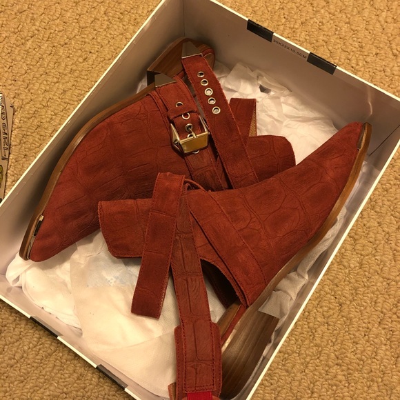 Jeffrey Campbell Flat Road Size 8 Red - Picture 6 of 6